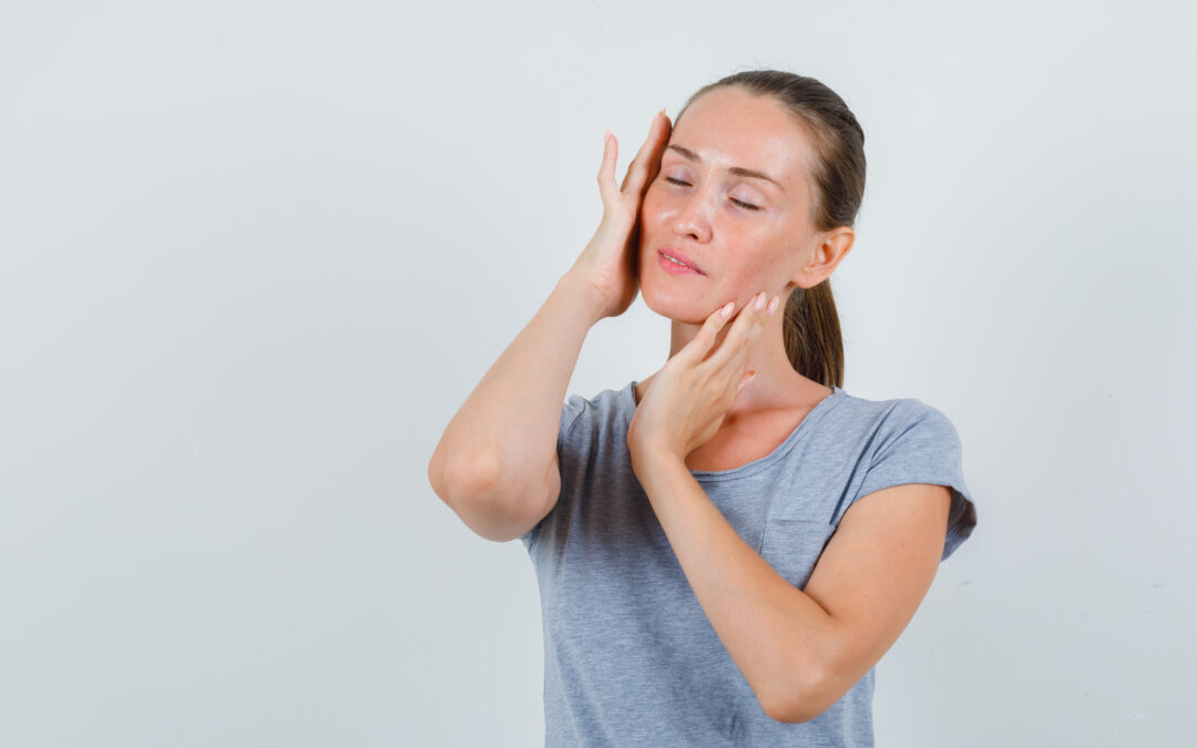 ¿Te levantas con dolor de cabeza o te «cruje» la mandíbula? Descubre cómo la fisioterapia puede ayudarte